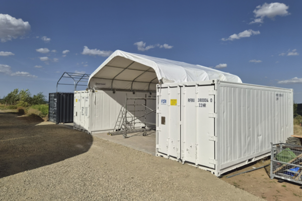 Neue Lager- und Kühlcontainer auf dem Humusland-Hof