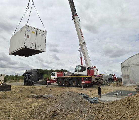 Humusland Aufstellung Lager- und Kühlcontainer Aufstellung Neuer Lager- und Kühlcontainer auf dem Humusland-Hof